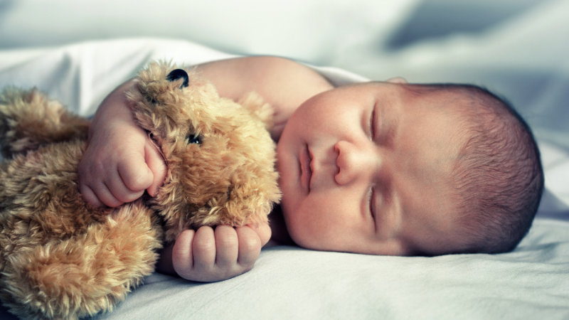 causas de la plagiocefalia en bebes